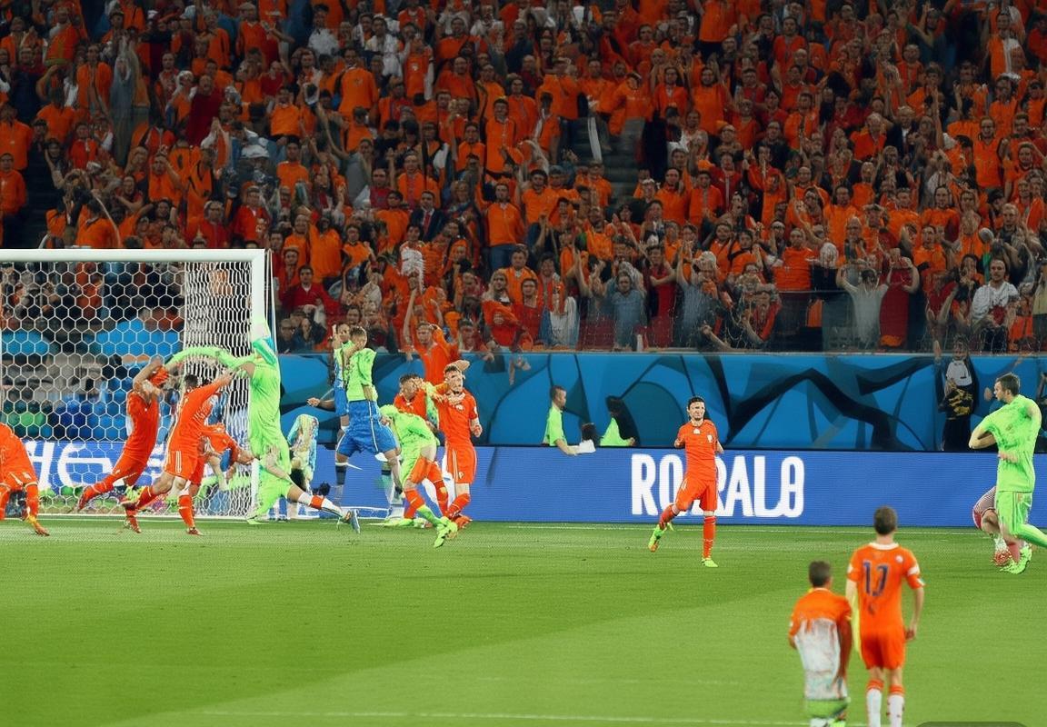 2014世界杯荷兰5-1西班牙经典对决：战术与球星闪耀(图1)