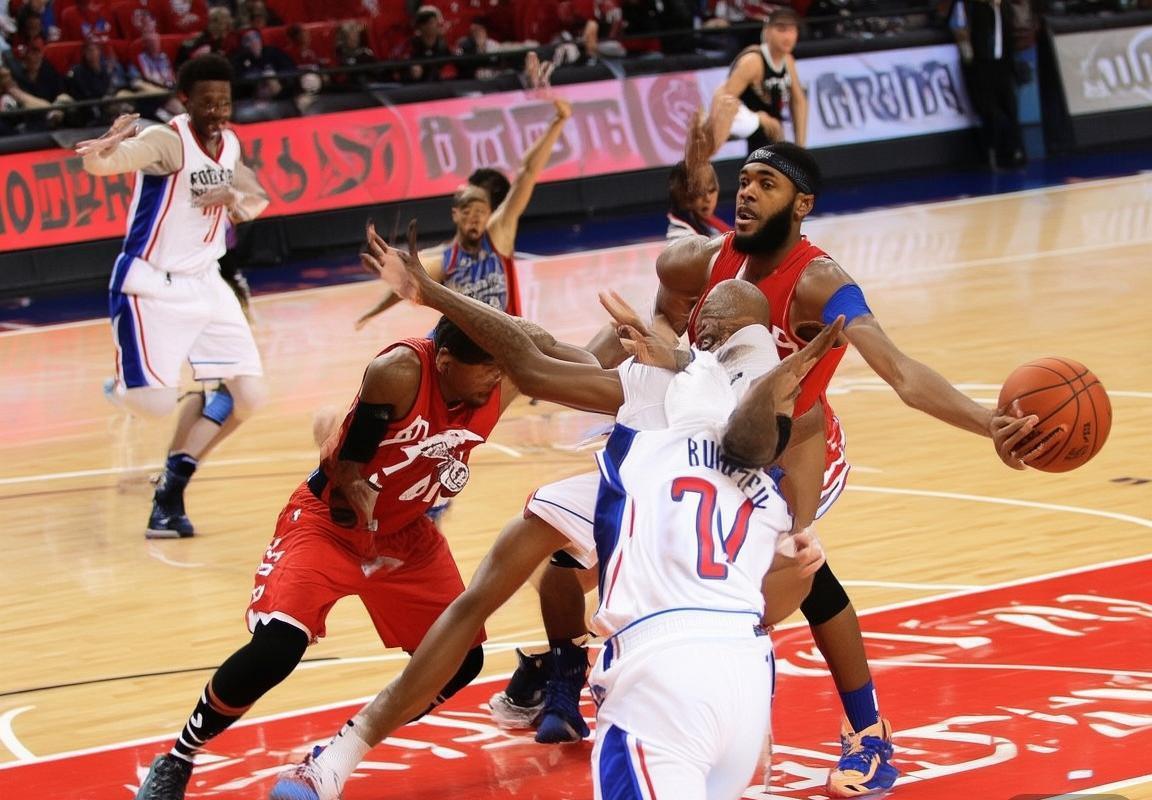 2012-2013赛季NBA火箭对活塞系列赛经典回顾：激情碰撞与战术对决(图3)